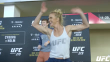 UFC219公开训练 霍尔姆自创“洗头舞”“小鹰”重逢小迷妹