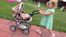 小女孩拥有了一辆婴儿车