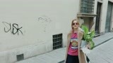 “时尚达人”小S手捧花菜迷失在异国街头？ 这个S姐不太冷！