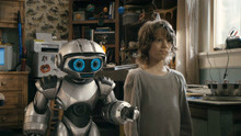 男孩捡到只瘫痪机器人，修好后发现他战斗力超强，一部冒险科幻片