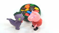 小猪佩奇和穗龙分享彩泥罐里的彩虹糖