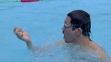 男子游泳时遭遇硬币袭击？这波攻击顶不住啊！