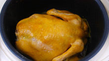 盐焗鸡的懒人做法，一个电饭锅搞定，做出来色泽金黄，肉嫩鲜香
