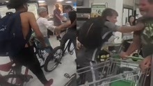 一群青年骑自行车大闹超市，袭击顾客还偷走商品，现场一片混乱