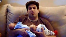 爸爸哄双胞胎宝宝睡觉，接下来宝宝的举动，让爸爸一脸生无可恋