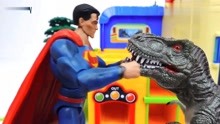 儿童玩具故事：超人与蝙蝠侠合体变身，将大恐龙打倒在地