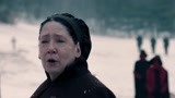 《使女的故事2》爆炸事件中死了很多人  莉迪亚嬷嬷带领使女们在白雪中为他们送行