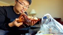 在北京皇家大饭店吃北京烤鸭，大sao一个人啃一整只，真过瘾