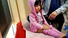 医生给女儿打针，结果孩子一声都没有哭，小模样真的是超级可爱！