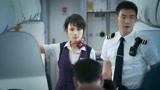 中国机长：袁泉安慰乘客这段演技炸裂，票房直逼25亿，导演没想到