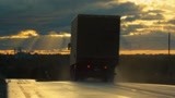 铁甲钢拳：一辆货车行驶在夕阳下，车上载着的是改变命运的机器人