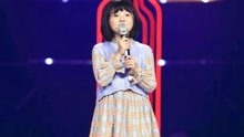 12岁韩甜甜翻唱《纪念》，一开口侯佩岑险些落泪，嗓音太纯净了！