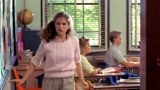 猛鬼街：南希正在上课，在走廊看到蒂娜，不料是弗莱德假扮的！