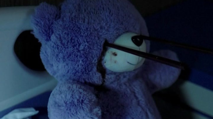 医院发生离奇事件，为何小熊玩偶眼睛里会被插上了筷子？