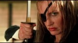 杀死比尔2：顶级女杀手决斗，手握比尔赠送的刀，眼神透露着杀气