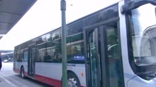男子赶公交车，突然手机铃声响起，音效特别搞笑！
