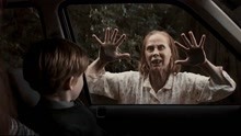 老太疯狂拍车窗，说车里小孩是怪物，妈妈不信，结果当天出事了