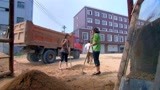 女人进城：刘美华和李贞看到装沙子车呆了，却不知被包工头坑了