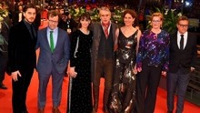 第70届柏林电影节开幕红毯《异形》女主西格妮亮相，贾樟柯戴口罩