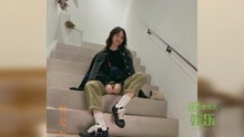线上看 杨丞琳晒穿搭潮范十足 披黑色外套坐楼梯凹造型 (2020) 带字幕 中文配音
