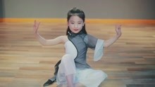 欣欣小朋友古典舞 《左手指月》，演唱也是一位小女孩，太棒了！