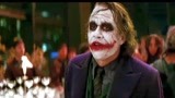 蝙蝠侠：小丑最癫狂的出场方式，六亲不认的步伐太销魂！