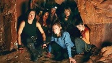 冷门恐怖大片，6个女孩来到山洞探险遇到恐怖生物，结局细思极恐