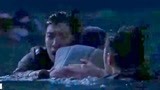 太平轮上：泽坤在海里救了一个小女孩，并把她驮在背上