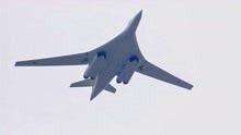 俄罗斯空中阅兵最大看点！“白天鹅”图-160轰炸机飞过莫斯科红场