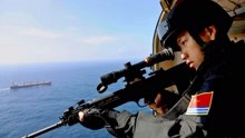索马里海盗包围“大型商船”，靠近后发现围的是中国海军军舰