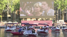 巴黎塞纳河变身“水上电影院” 观众乘船看露天电影