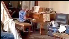 黎巴嫩首都爆炸，大量房屋被毁，一位老奶奶在破损房间中弹钢琴