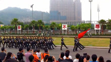 中国解放军驻澳门仪仗队正步出场，全场观众掌声雷鸣,激动不已