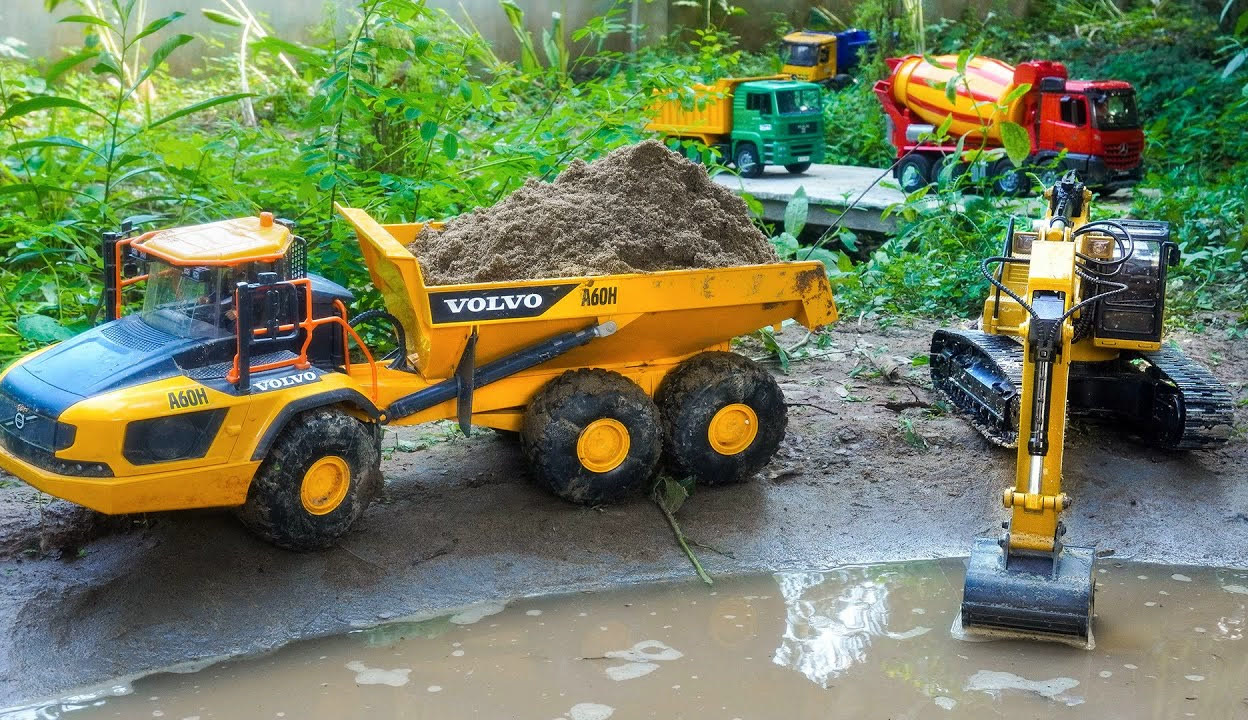 户外施工工程车第68集大型卡车运输挖掘机进行工作