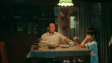 西小河的夏天：老爷爷独自在家干活 男子为儿子盛饭