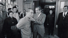尼克松访华时，为表示友好，竟亲自为周总理脱掉大衣