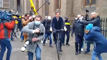 果然视频｜荷兰首相吕特骑自行车去王宫向国王辞职