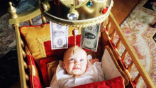 男孩一出生就成了世上最有钱的小孩，连玩具都是钞票做的