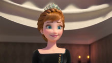 冰雪奇缘2：艾莎穿着白裙参加安娜的“女王加冕”，满脸的欣慰！