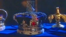 加冕仪式上，伊丽莎白二世坚持佩戴圣爱德华皇冠，丝毫不嫌它重