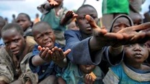 非洲战乱动荡不安，无数孩子流浪街头，艰难的生活中