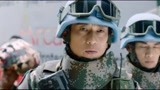 蓝盔：黑老大挑衅中国军人，觉得没人敢动他，被一脚干趴