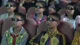 孩子们开心地看着电影 周鸿祎在后面睡着了