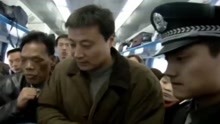软弱：火车上乘客丢钱，谁料小伙一看现场，直接锁定嫌疑人！
