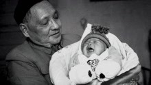 邓小平很爱与孙辈玩耍，他怀抱邓楠的女儿，笑得格外开心！