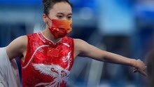 包揽冠亚军!中国选手朱雪莹女子蹦床夺金，刘灵玲获蹦床银牌