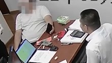经理与持刀抢银行男子淡定聊天 最后持刀男子一定要经理报警