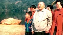 退休后的邓小平，生活作息非常有规律，走起路来昂首阔步！