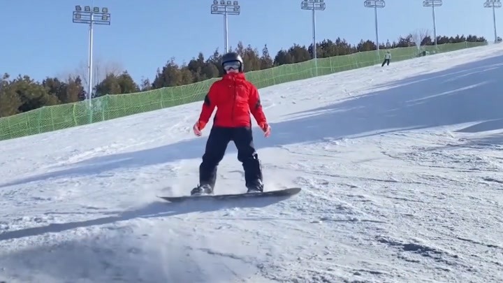 陈一冰擅长滑雪 他滑雪的样子太酷了