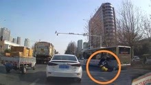 郑州公交公司回应“公交撞翻外卖员”：因盲区未发现事故，已停职